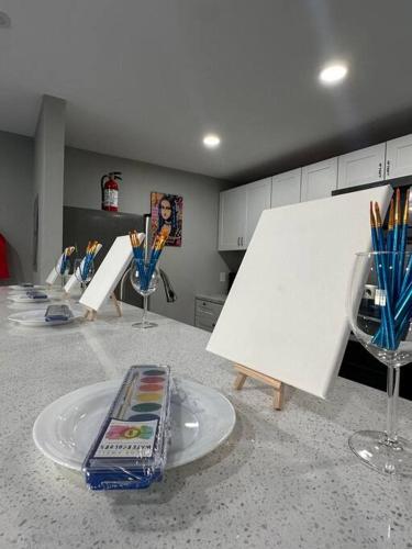 Sip & Paint Artistic Getaway Near to the Stadiums in Arlington, USA