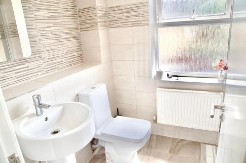 Spacious & Stylish Stay - Perfect for Families & Contractors ! 3 Bedroom House in Reading upto 3 Free Parking !!, Reading (foto 7)