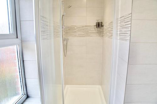 Spacious & Stylish Stay - Perfect for Families & Contractors ! 3 Bedroom House in Reading upto 3 Free Parking !!, Reading (foto 9)