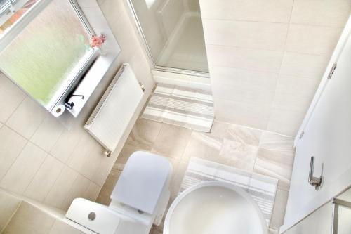 Spacious & Stylish Stay - Perfect for Families & Contractors ! 3 Bedroom House in Reading upto 3 Free Parking !!, Reading (foto 8)
