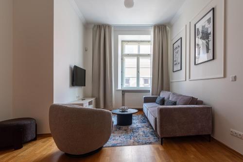 Old Town - Hall Square Apartment, Tallinn (photo 3)