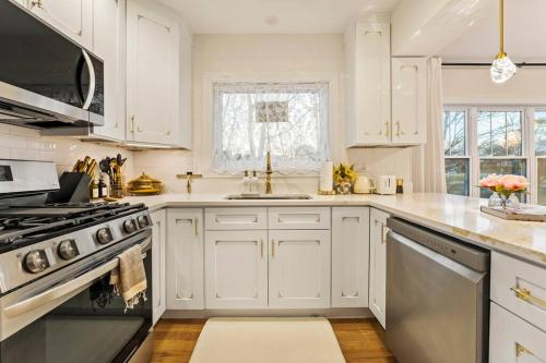 French Country Cottage in เกลนอัลลีน (IL)