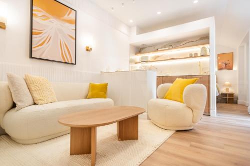 Charming apartment with private patio by REMS, Малага