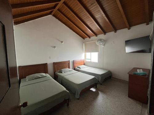 3 twin beds