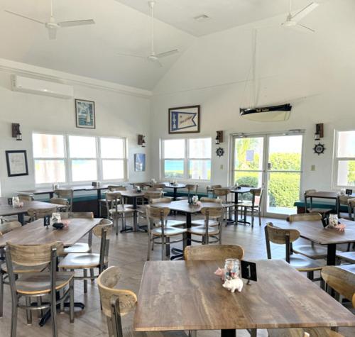 Restaurant, Winter Haven Inn in Clarence Town