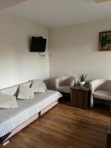 2 twin beds, 1 sofa bed