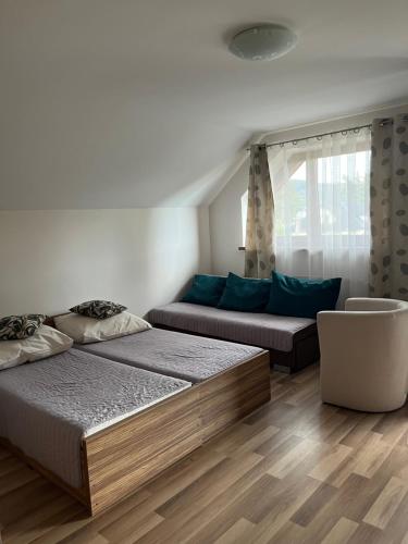 2 twin beds, 1 sofa bed