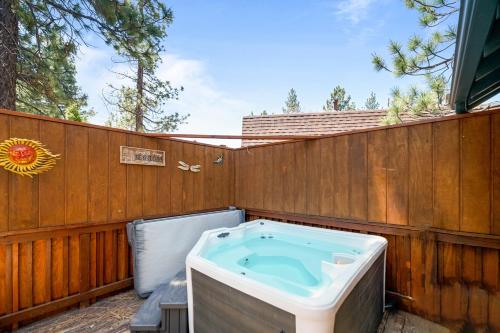 G&P Moonridge - Hot Tub, Smart TVs, Fully Fenced and Minutes to the Slopes! in Big Bear Lake, USA