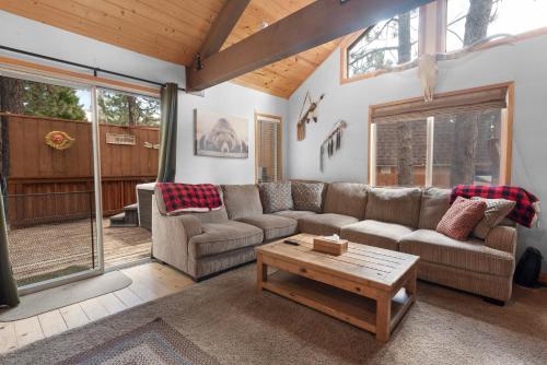 G&P Moonridge - Hot Tub, Smart TVs, Fully Fenced and Minutes to the Slopes! in Big Bear Lake, USA