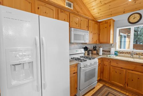 G&P Moonridge - Hot Tub, Smart TVs, Fully Fenced and Minutes to the Slopes! in Big Bear Lake, USA