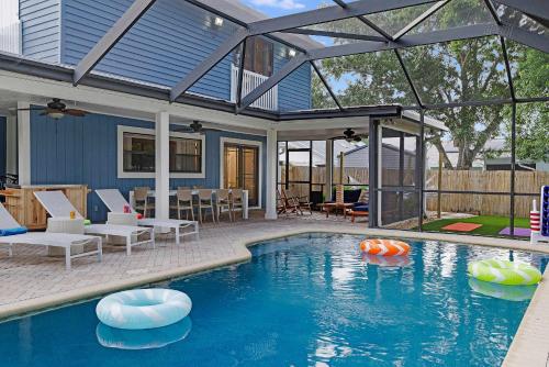 Sunny Seminole Retreat Pool Games & Family Fun