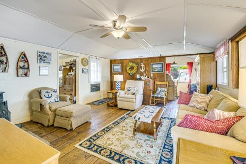 Blind Sodus Bay Family Cottage on the Waterfront! - image 9