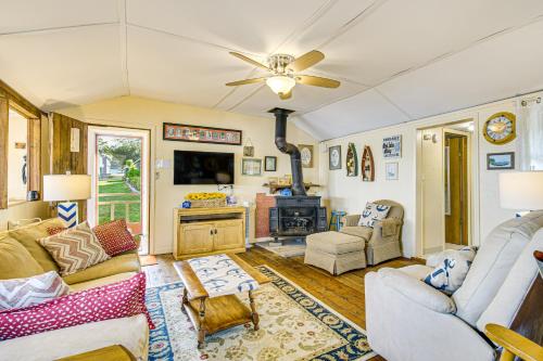 Blind Sodus Bay Family Cottage on the Waterfront! - image 11