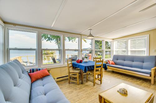 Blind Sodus Bay Family Cottage on the Waterfront! - image 2