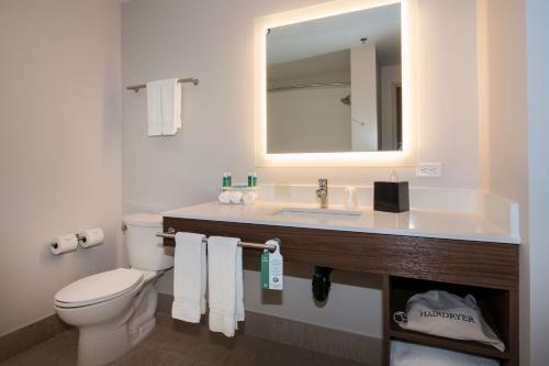 Holiday Inn Express & Suites Victoria-Colwood, an IHG Hotel