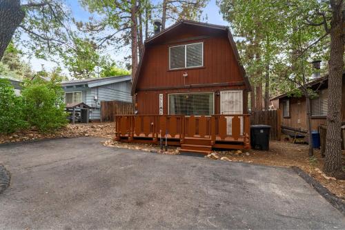 Green Leaf Lodge - Classic mountain Gambrel cabin with Hot Tub! in Sugarloaf, USA