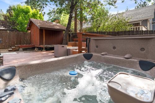 Green Leaf Lodge - Classic mountain Gambrel cabin with Hot Tub! in Sugarloaf, USA