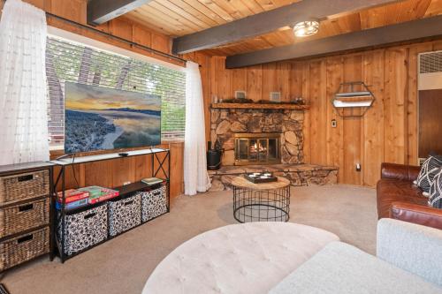 Green Leaf Lodge - Classic mountain Gambrel cabin with Hot Tub! in Sugarloaf, USA