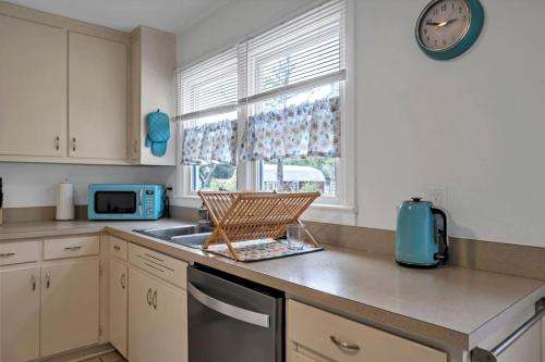 Retro by the Bay Close to Beach Eglin PetFriendly in Sacred Oaks