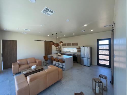 Desert Rain -Floating House in แอนเทม