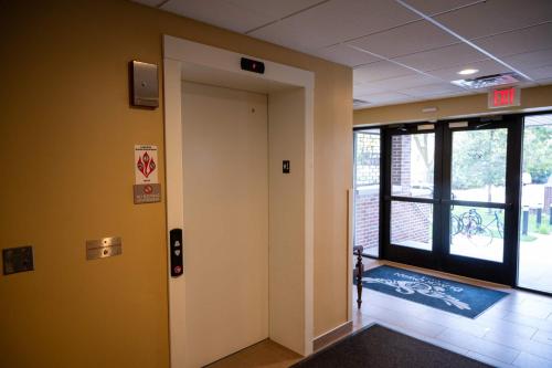 Free Parking, New Apartment, Steps From Mayo! Free Parking, New Apartment, Steps From Mayo!