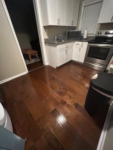 Charming Boutique Shotgun-Walk to Five Points Shops - image 5