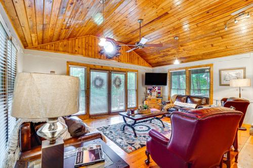 Bear Acres Getaway Cabin with Wraparound Deck in Townsend, USA
