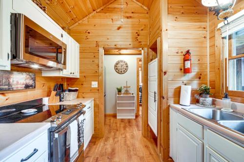 Bear Acres Getaway Cabin with Wraparound Deck in Townsend, USA