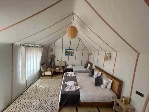 1 double bed, 1 twin bed