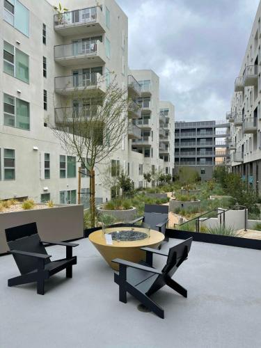Glamorous Getaway in Hollywood - image 3