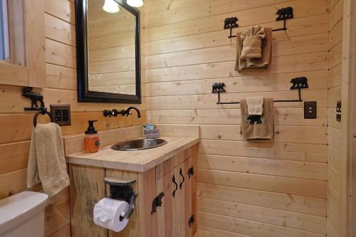 Couple Retreat Cabin-near Smoky Mountain Railroad-Hot Tub in Bryson City, USA