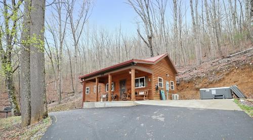 Couple Retreat Cabin-near Smoky Mountain Railroad-Hot Tub in Bryson City, USA