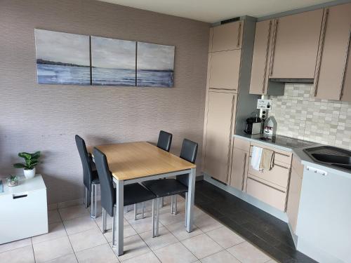 Studio Astrid at 100 meter from sea with Parking place in 布雷德訥