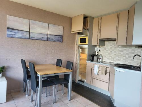 Studio Astrid at 100 meter from sea with Parking place in 布雷德訥