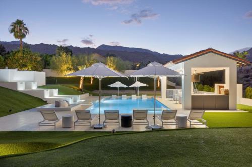 Jaguar Estate - Private Lush Estate with 2 Incredible Pools and Spas, Pickleball and Resort Style Yard Jaguar Estate - Private Lush Estate with 2 Incredible Pools and Spas, Pickleball and Resort Style Yard