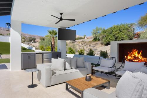 Jaguar Estate - Private Lush Estate with 2 Incredible Pools and Spas, Pickleball and Resort Style Yard Jaguar Estate - Private Lush Estate with 2 Incredible Pools and Spas, Pickleball and Resort Style Yard