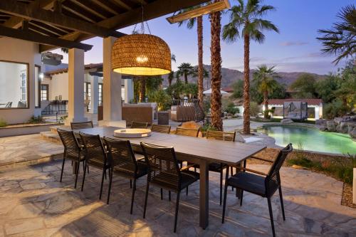 Jaguar Estate - Private Lush Estate with 2 Incredible Pools and Spas, Pickleball and Resort Style Yard Jaguar Estate - Private Lush Estate with 2 Incredible Pools and Spas, Pickleball and Resort Style Yard