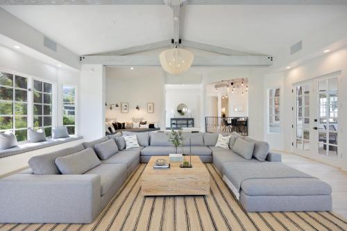 Jaguar Estate - Private Lush Estate with 2 Incredible Pools and Spas, Pickleball and Resort Style Yard Jaguar Estate - Private Lush Estate with 2 Incredible Pools and Spas, Pickleball and Resort Style Yard