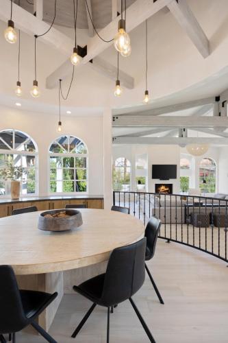 Jaguar Estate - Private Lush Estate with 2 Incredible Pools and Spas, Pickleball and Resort Style Yard Jaguar Estate - Private Lush Estate with 2 Incredible Pools and Spas, Pickleball and Resort Style Yard