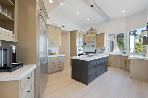 Jaguar Estate - Private Lush Estate with 2 Incredible Pools and Spas, Pickleball and Resort Style Yard Jaguar Estate - Private Lush Estate with 2 Incredible Pools and Spas, Pickleball and Resort Style Yard