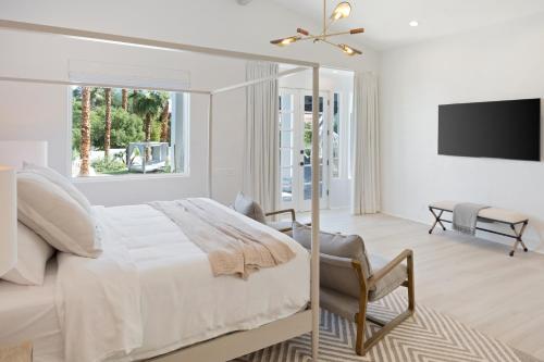 Jaguar Estate - Private Lush Estate with 2 Incredible Pools and Spas, Pickleball and Resort Style Yard Jaguar Estate - Private Lush Estate with 2 Incredible Pools and Spas, Pickleball and Resort Style Yard