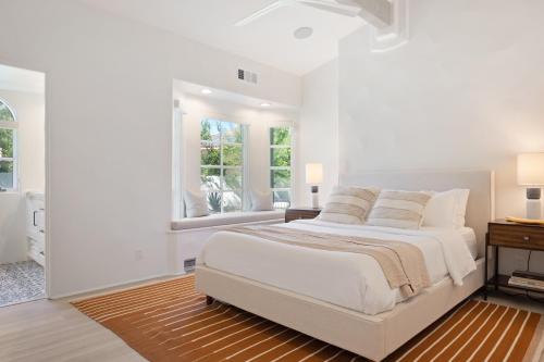 Jaguar Estate - Private Lush Estate with 2 Incredible Pools and Spas, Pickleball and Resort Style Yard Jaguar Estate - Private Lush Estate with 2 Incredible Pools and Spas, Pickleball and Resort Style Yard