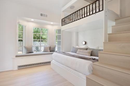 Jaguar Estate - Private Lush Estate with 2 Incredible Pools and Spas, Pickleball and Resort Style Yard Jaguar Estate - Private Lush Estate with 2 Incredible Pools and Spas, Pickleball and Resort Style Yard