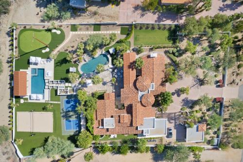 Jaguar Estate - Private Lush Estate with 2 Incredible Pools and Spas, Pickleball and Resort Style Yard Jaguar Estate - Private Lush Estate with 2 Incredible Pools and Spas, Pickleball and Resort Style Yard