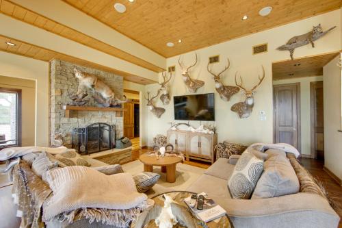 Hunters Paradise Texas Ranch Home with Pool in Palestine, Vereinigte Staaten von Amerika