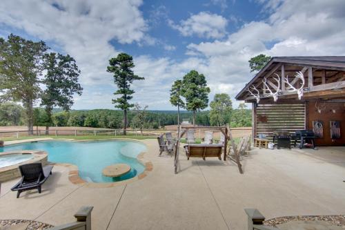 Hunters Paradise Texas Ranch Home with Pool in Palestine, USA