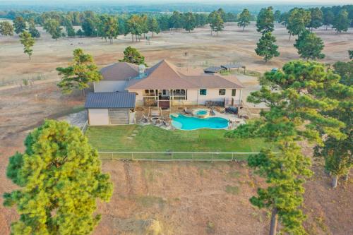 Hunters Paradise Texas Ranch Home with Pool in Palestine, USA