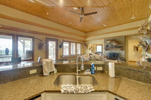 Hunters Paradise Texas Ranch Home with Pool in Palestine, USA