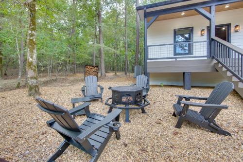 13 Mi to Dtwn Palestine Modern Cabin with Fire Pit in Palestine, USA