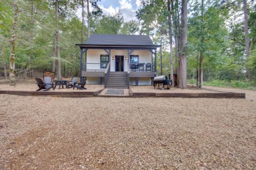 13 Mi to Dtwn Palestine Modern Cabin with Fire Pit in Palestine, USA